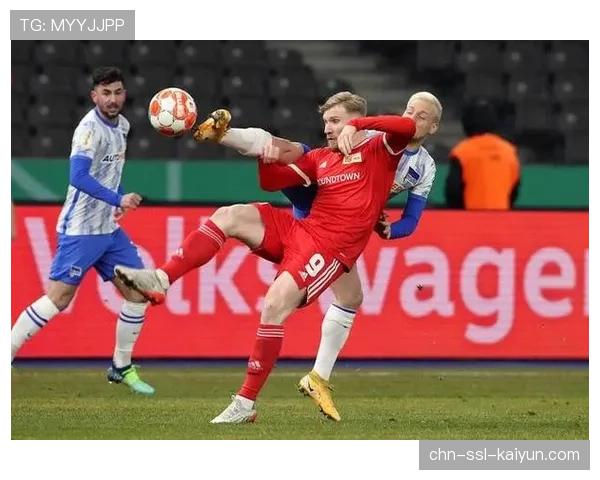 突发:柏林联合对阵波鸿比赛因场外投掷烟雾弹中断15分钟 突发:柏林联合对阵波鸿比赛因场外投掷烟雾弹中断15分钟